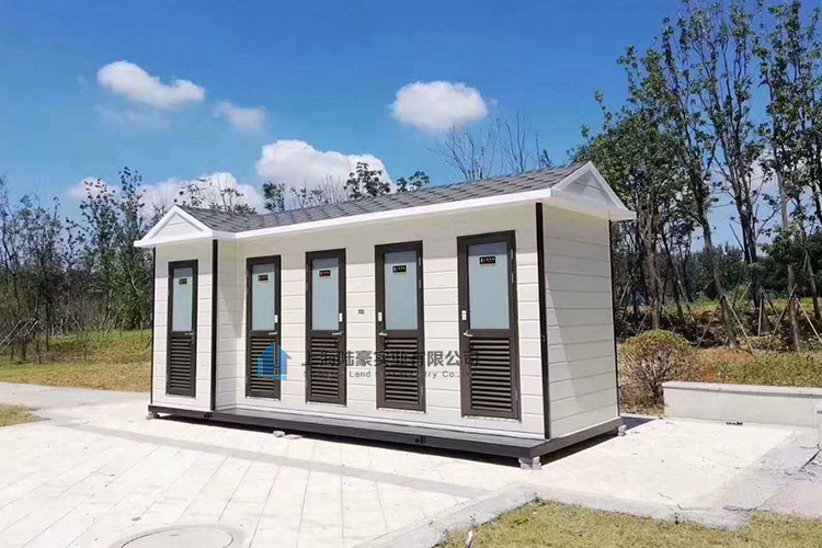 廁所的細部設計，扶手與廁所卷紙！